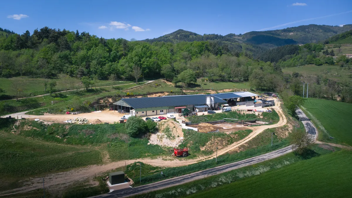 La ferme des Prés du Moulin à Désaignes — vue de la cour